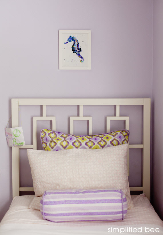 Ejemplo de dormitorio infantil de 4 a 10 años bohemio pequeño con paredes púrpuras y suelo de madera clara