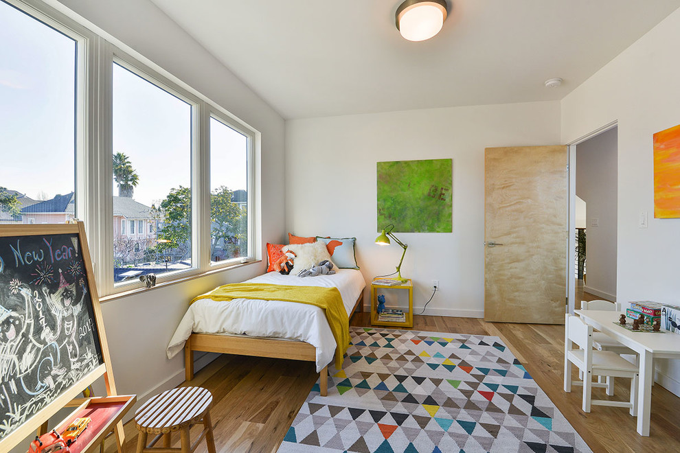 Foto de dormitorio infantil de 1 a 3 años moderno grande con paredes blancas y suelo de madera clara