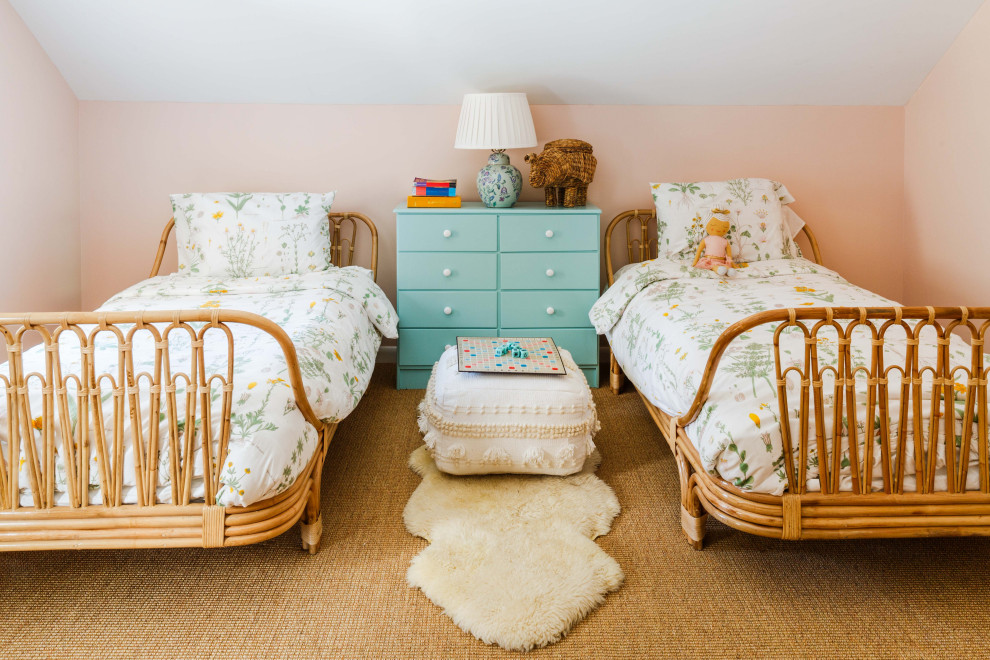 Mittelgroßes Modernes Mädchenzimmer mit Schlafplatz, rosa Wandfarbe, Teppichboden und braunem Boden in Brisbane
