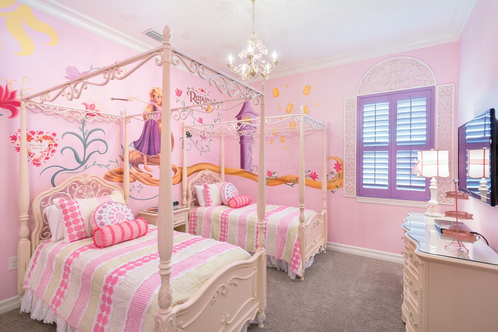 Inspiration för klassiska flickrum kombinerat med sovrum, med rosa väggar och heltäckningsmatta