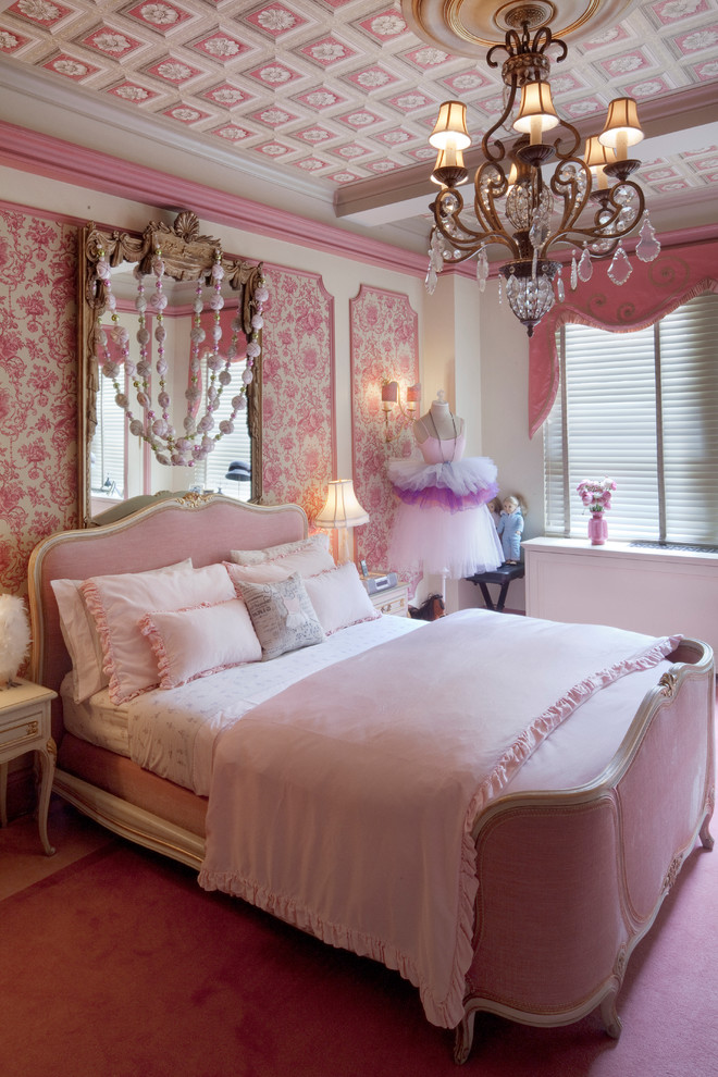 Klassisches Mädchenzimmer mit Schlafplatz, Teppichboden, rosa Boden und bunten Wänden in New York