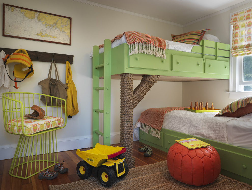 Ispirazione per una cameretta per bambini da 4 a 10 anni costiera con pareti beige e parquet scuro