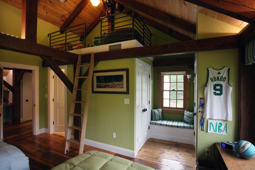 Inspiration för lantliga pojkrum kombinerat med sovrum och för 4-10-åringar, med gröna väggar och mellanmörkt trägolv