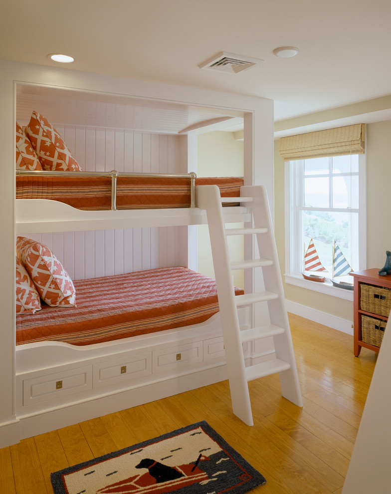 Cette image montre une chambre d'enfant de 4 à 10 ans traditionnelle avec un mur beige, un sol en bois brun et un lit superposé.