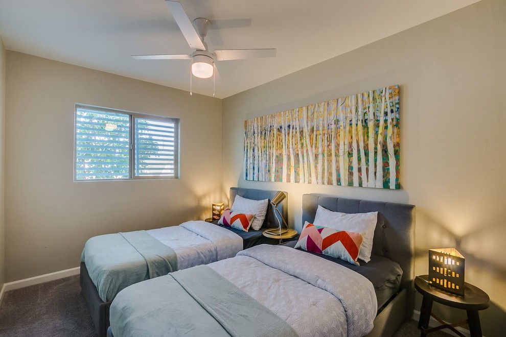 Foto de dormitorio infantil clásico renovado de tamaño medio con paredes beige, moqueta y suelo gris
