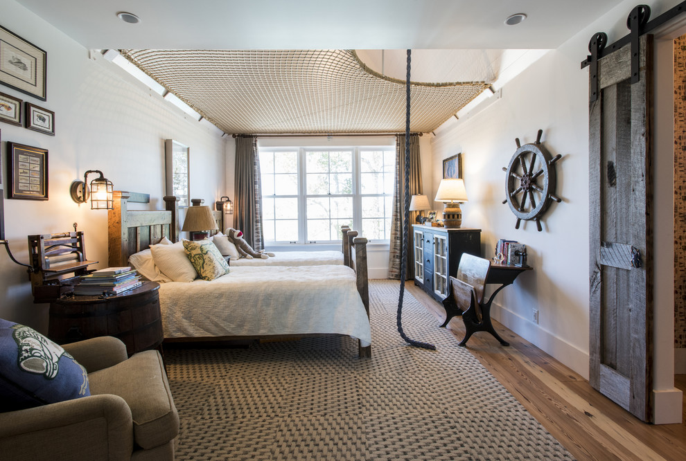Diseño de dormitorio rural grande con paredes blancas y suelo de madera en tonos medios