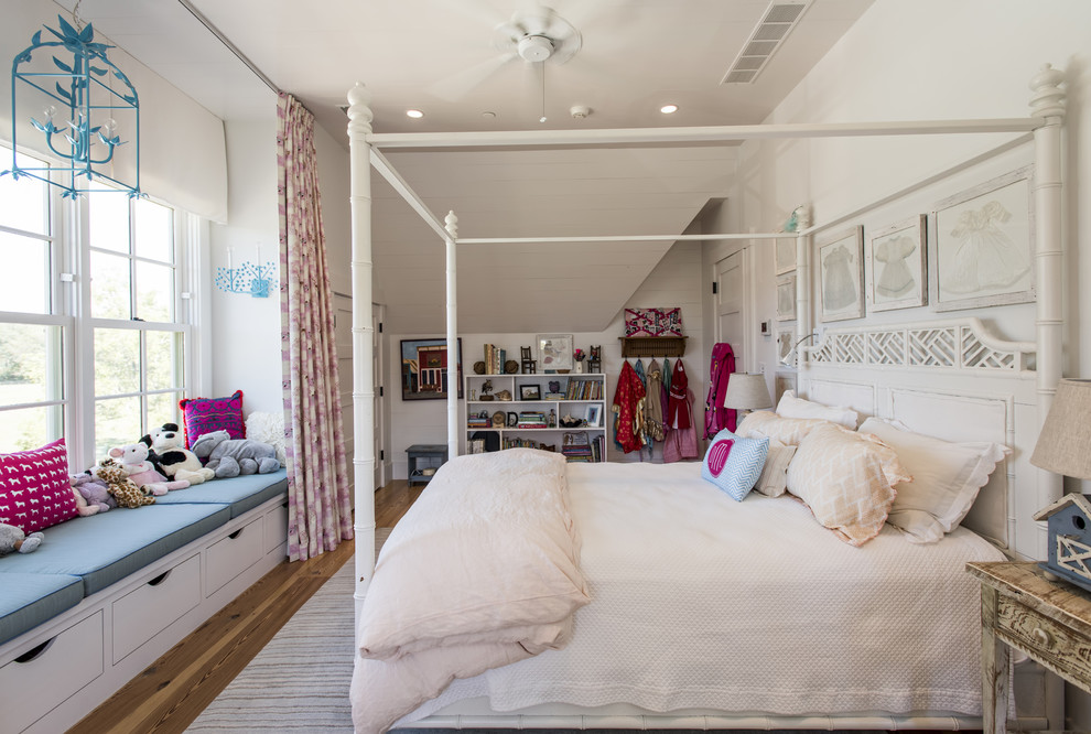 Ejemplo de dormitorio infantil de 4 a 10 años clásico de tamaño medio con paredes blancas y suelo de madera en tonos medios
