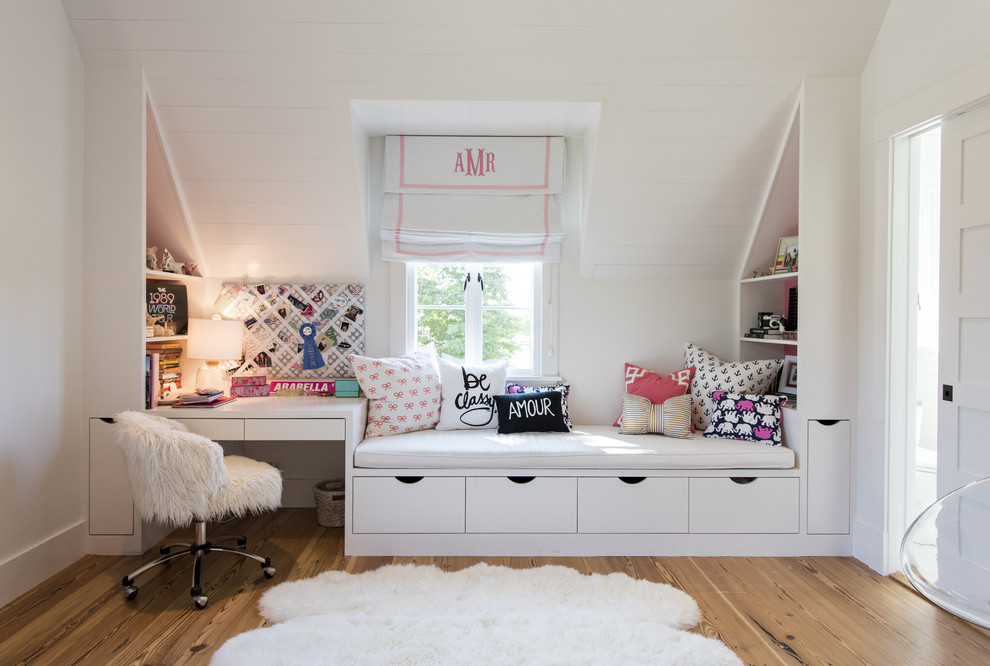 Inspiration för ett stort funkis barnrum kombinerat med skrivbord, med vita väggar och mellanmörkt trägolv