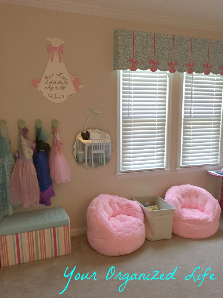 Ejemplo de dormitorio infantil de 4 a 10 años tradicional pequeño