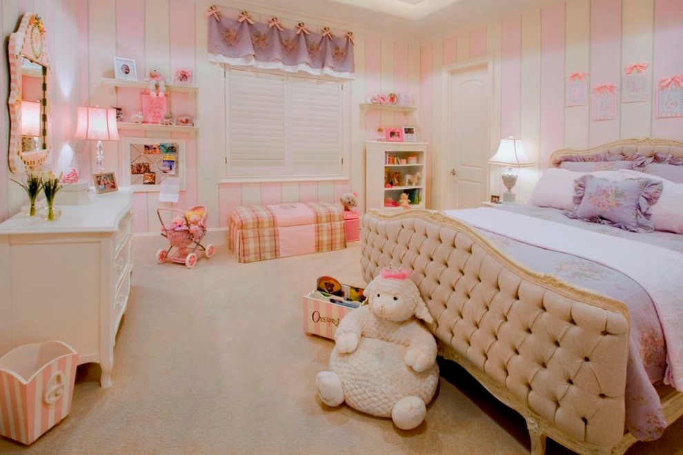 ヒューストンにある高級な広いおしゃれな子供部屋 (マルチカラーの壁、児童向け、カーペット敷き) の写真