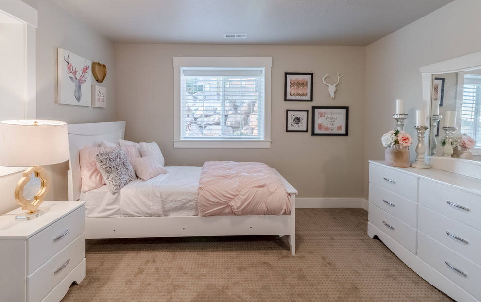 Idéer för mellanstora shabby chic-inspirerade flickrum kombinerat med sovrum och för 4-10-åringar, med grå väggar och heltäckningsmatta