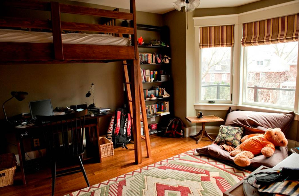 Modelo de dormitorio infantil de 4 a 10 años de estilo americano de tamaño medio con paredes marrones y suelo de madera en tonos medios