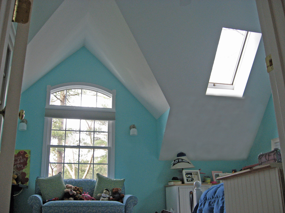 Diseño de dormitorio infantil clásico de tamaño medio con paredes azules y suelo de baldosas de cerámica
