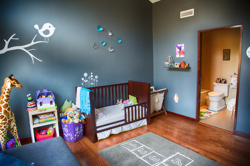 На фото: детская в современном стиле с серыми стенами для ребенка от 1 до 3 лет
