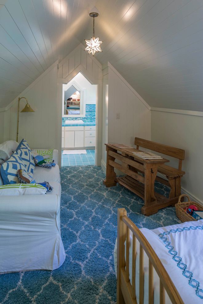 Mittelgroßes, Neutrales Landhausstil Kinderzimmer mit Schlafplatz, weißer Wandfarbe und Teppichboden in Sonstige