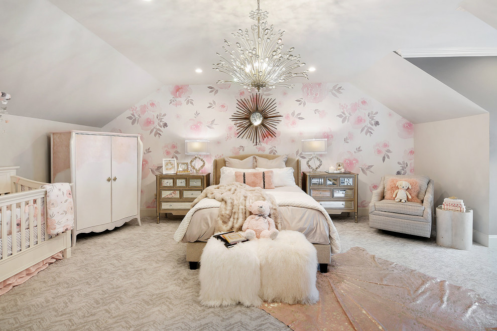 Cette photo montre une grande chambre de fille chic avec moquette, du papier peint, un mur multicolore, un sol gris et un plafond voûté.