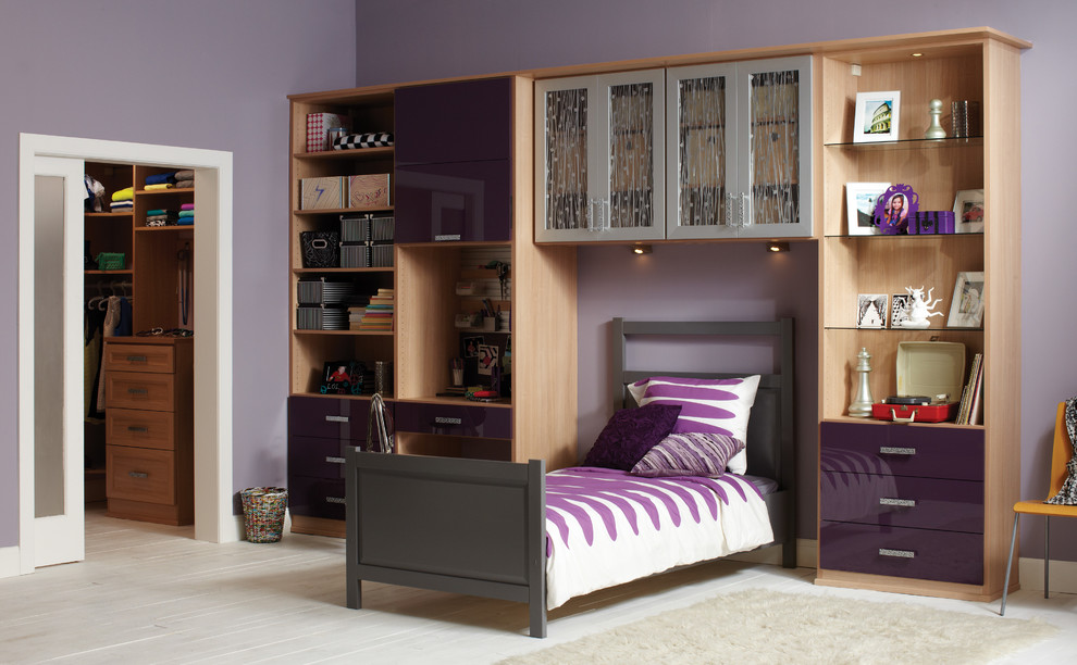 Пример оригинального дизайна: большая детская в современном стиле с спальным местом, фиолетовыми стенами, деревянным полом и белым полом для подростка, девочки