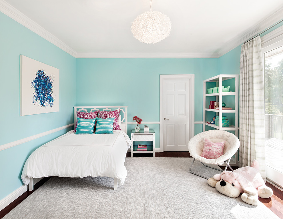 Cette image montre une chambre d'enfant traditionnelle avec un mur bleu.