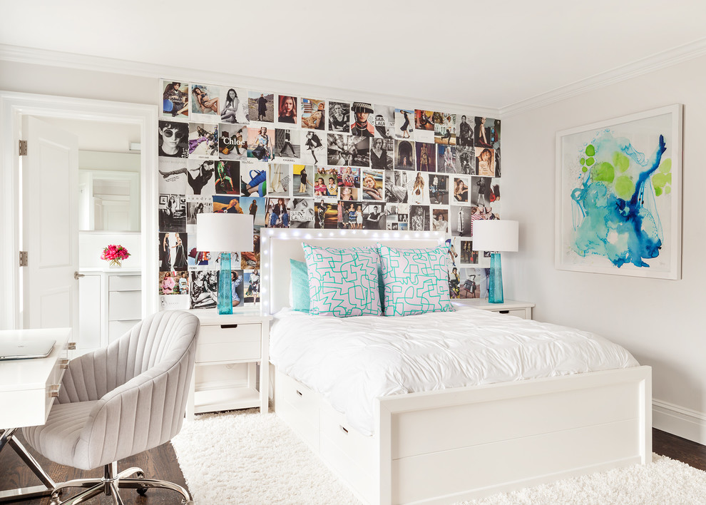 ニューヨークにあるトランジショナルスタイルのおしゃれな女の子の部屋 (白い壁、濃色無垢フローリング、ティーン向け、茶色い床) の写真