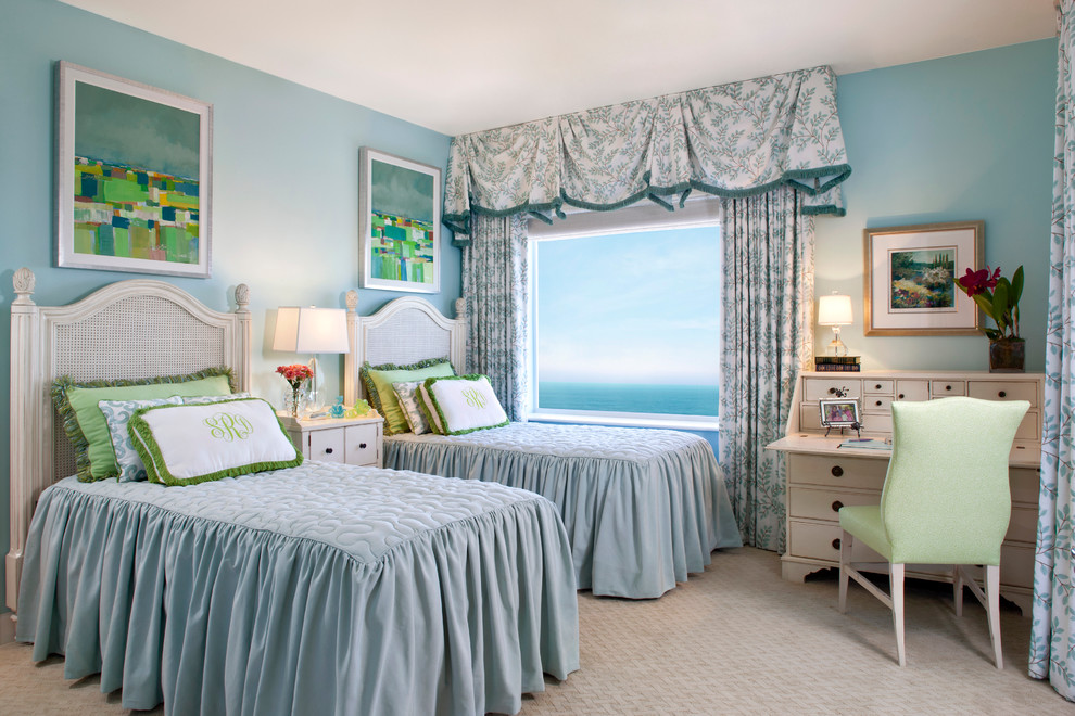 Exempel på ett klassiskt flickrum kombinerat med sovrum och för 4-10-åringar, med blå väggar, heltäckningsmatta och beiget golv