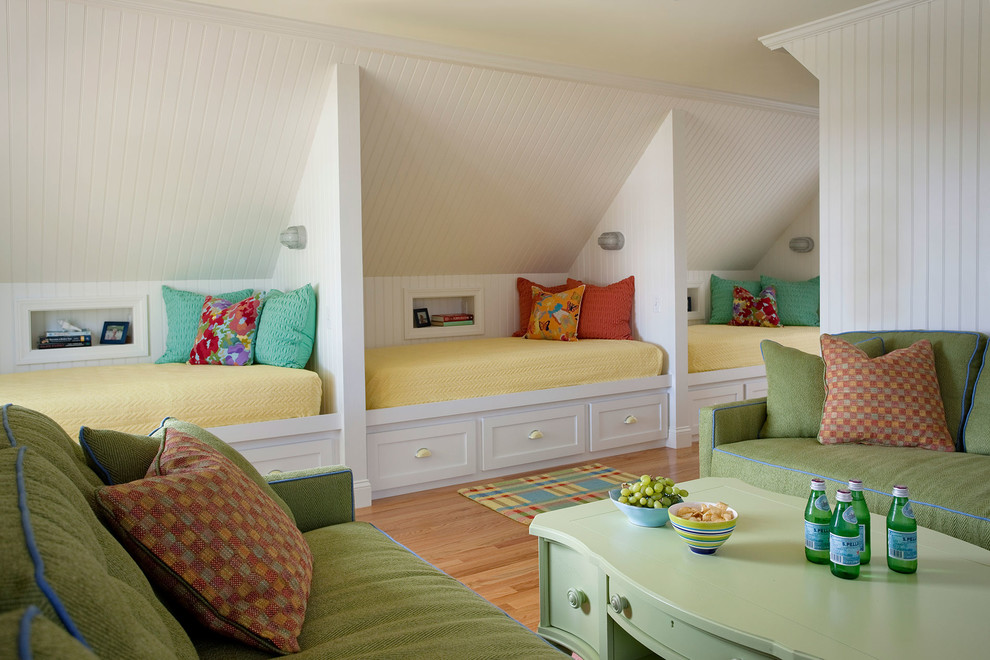 Exempel på ett lantligt könsneutralt barnrum kombinerat med sovrum, med vita väggar och ljust trägolv
