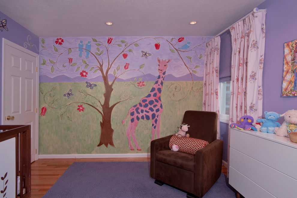 Idée de décoration pour une petite chambre d'enfant de 1 à 3 ans bohème avec parquet clair et un mur multicolore.
