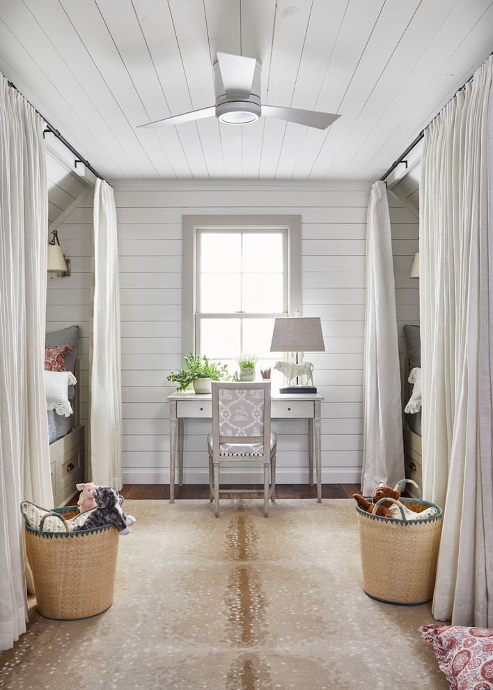 ダラスにあるトランジショナルスタイルのおしゃれな子供の寝室 (白い壁、無垢フローリング、茶色い床) の写真