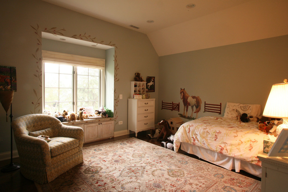 Inredning av ett klassiskt mellanstort flickrum kombinerat med sovrum och för 4-10-åringar, med gröna väggar, mörkt trägolv och brunt golv
