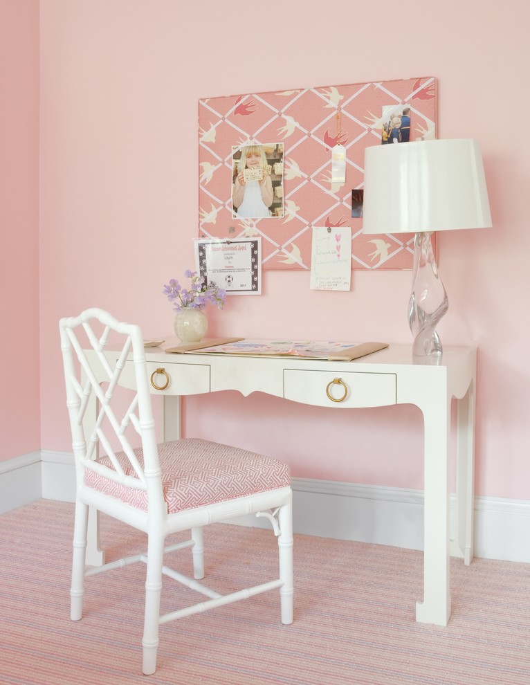 ボストンにあるトラディショナルスタイルのおしゃれな子供の寝室 (ピンクの壁) の写真