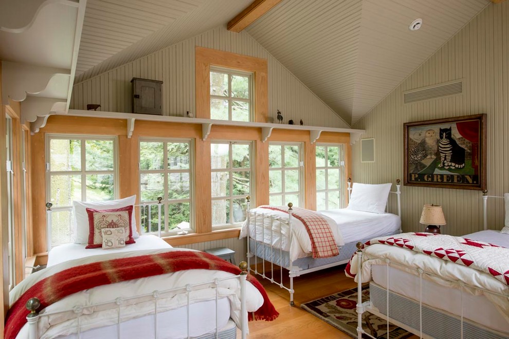 Idéer för ett mellanstort klassiskt flickrum kombinerat med sovrum och för 4-10-åringar, med grå väggar och mellanmörkt trägolv
