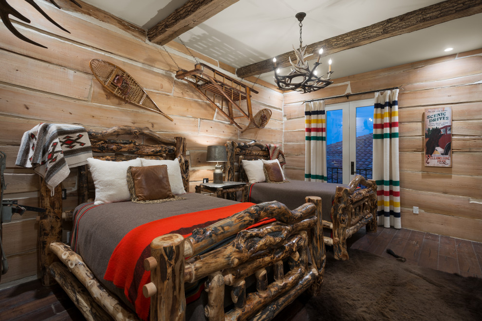 Diseño de dormitorio infantil rural con paredes marrones, suelo de madera oscura y suelo marrón