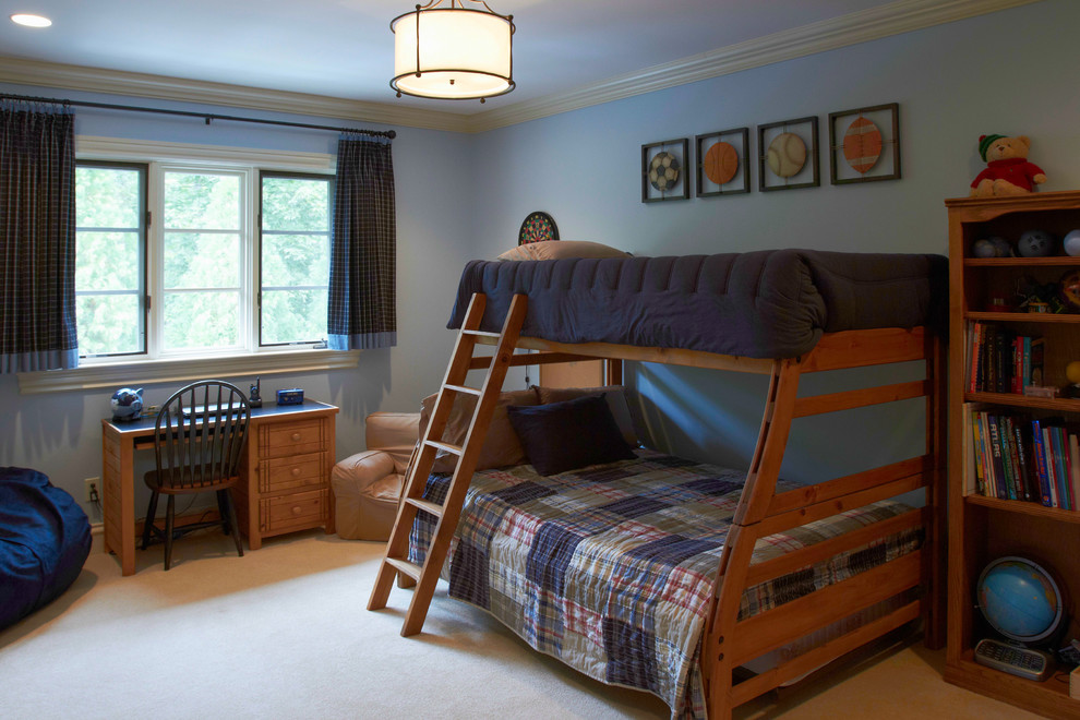 Mittelgroßes Maritimes Jungszimmer mit Schlafplatz, blauer Wandfarbe, Teppichboden und beigem Boden in Sonstige