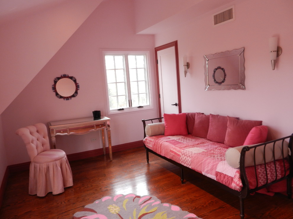 Kleines Klassisches Kinderzimmer mit Schlafplatz, rosa Wandfarbe und braunem Holzboden in New York