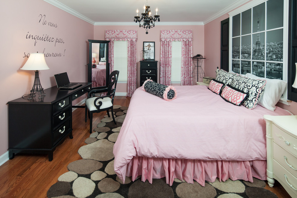Diseño de dormitorio infantil contemporáneo con paredes rosas y suelo de madera en tonos medios
