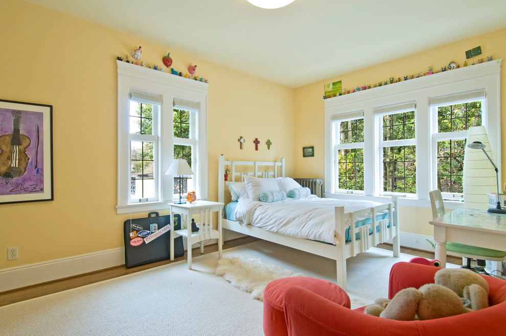 Klassisk inredning av ett könsneutralt barnrum kombinerat med sovrum och för 4-10-åringar, med gula väggar och mellanmörkt trägolv