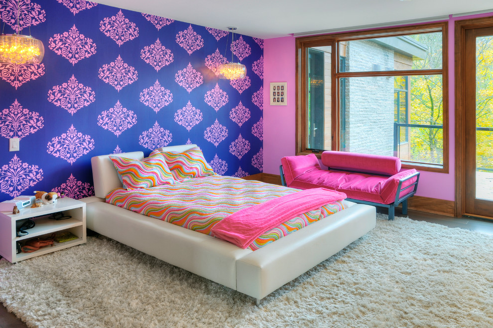 Cette photo montre une chambre d'enfant éclectique avec un mur multicolore.