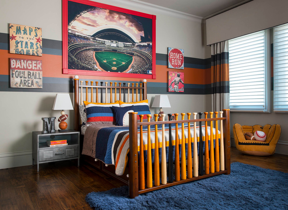 ダラスにあるエクレクティックスタイルのおしゃれな子供の寝室 (マルチカラーの壁、濃色無垢フローリング、茶色い床) の写真