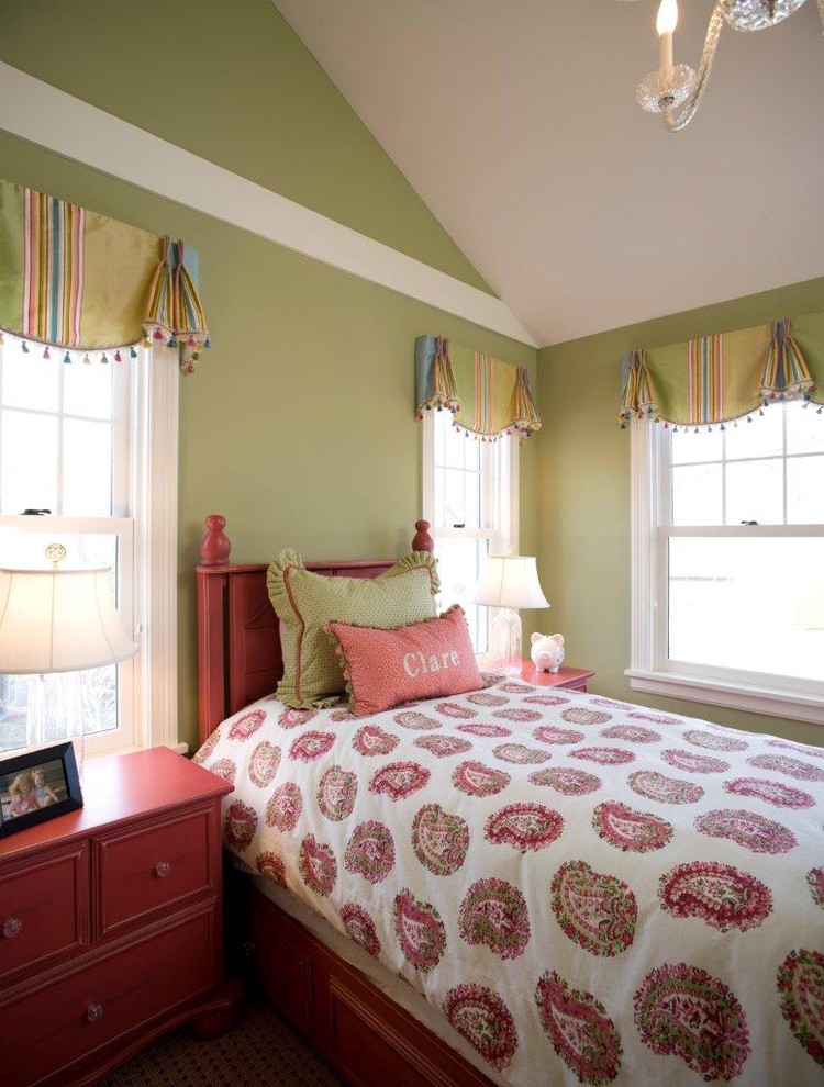 Idée de décoration pour une chambre de fille tradition avec un mur vert.