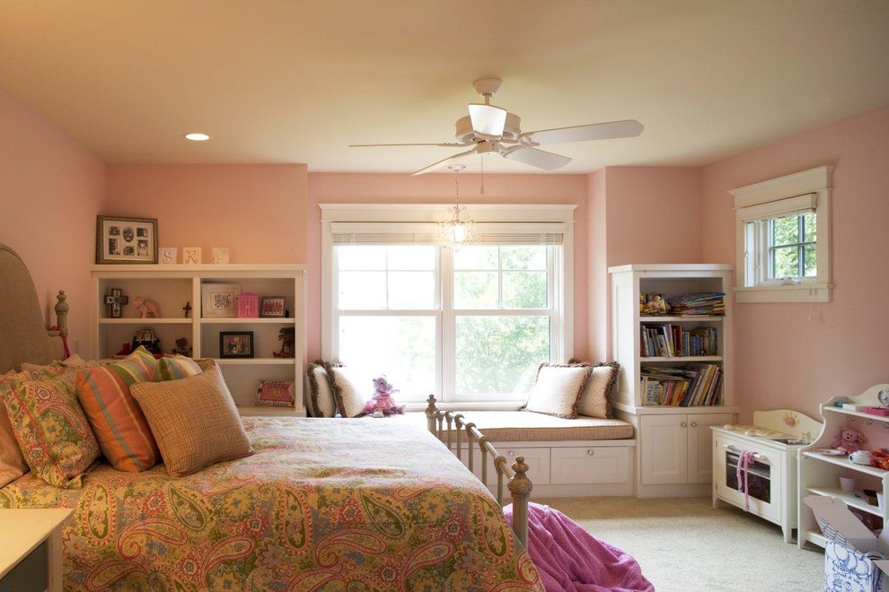 Foto di una cameretta per bambini chic con pareti rosa