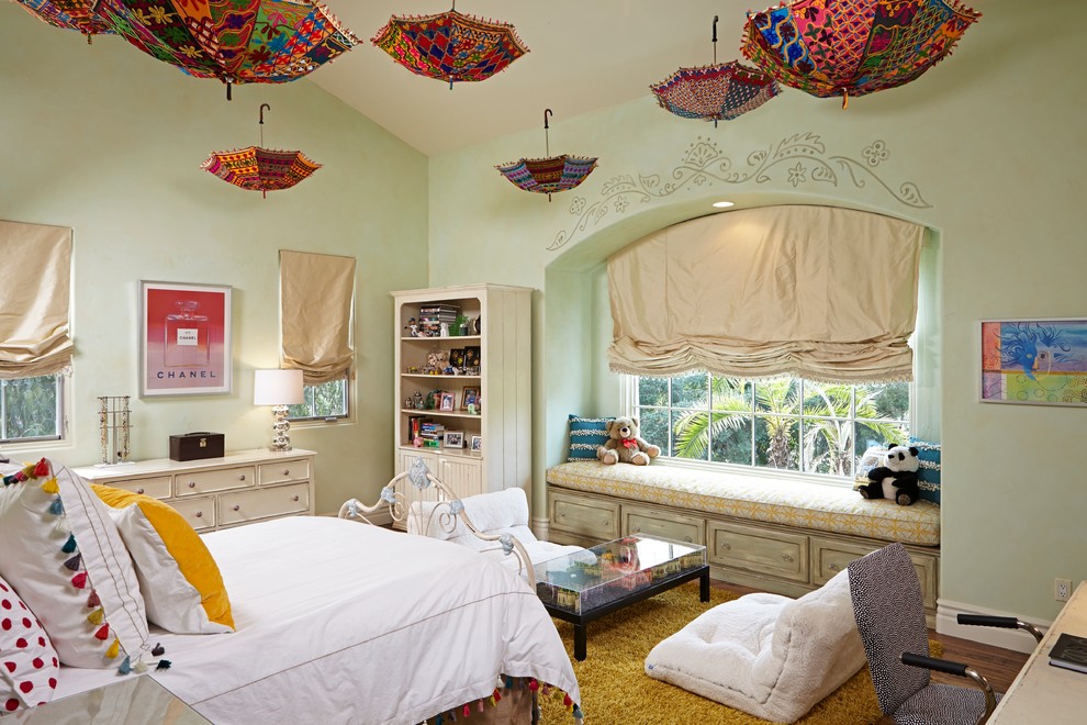 Bild på ett stort shabby chic-inspirerat barnrum kombinerat med sovrum, med gröna väggar och mellanmörkt trägolv