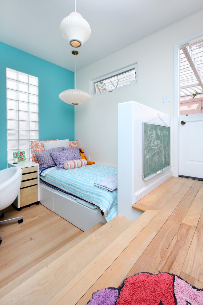 Immagine di una cameretta per bambini tropicale con parquet chiaro, pavimento beige e pareti multicolore