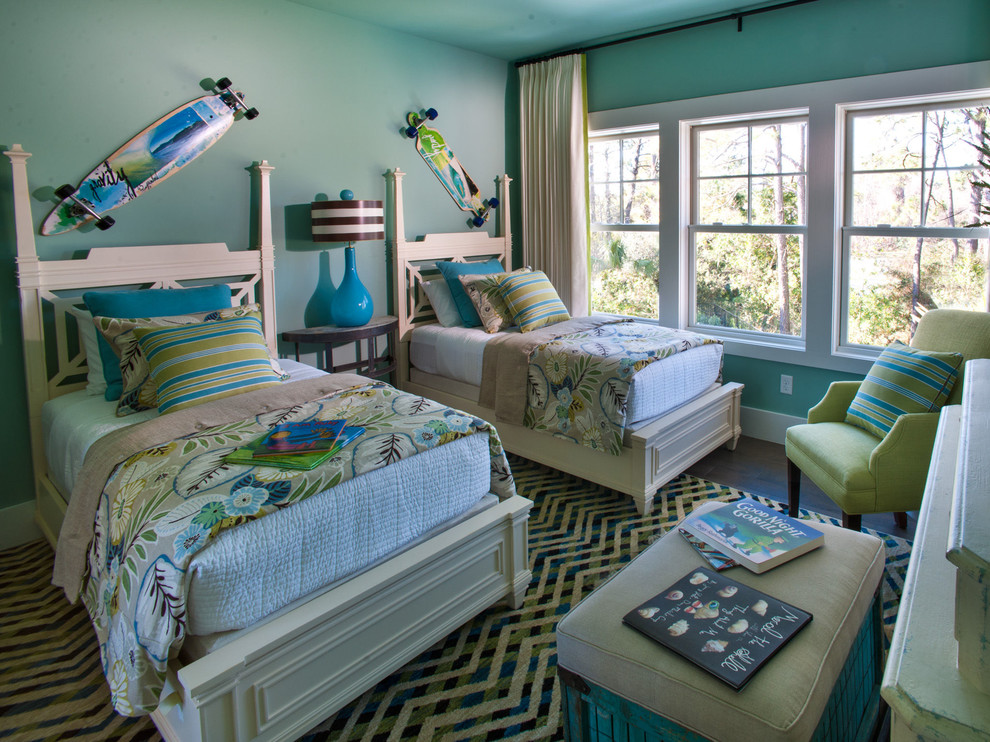 Idéer för ett klassiskt barnrum kombinerat med sovrum, med blå väggar och heltäckningsmatta