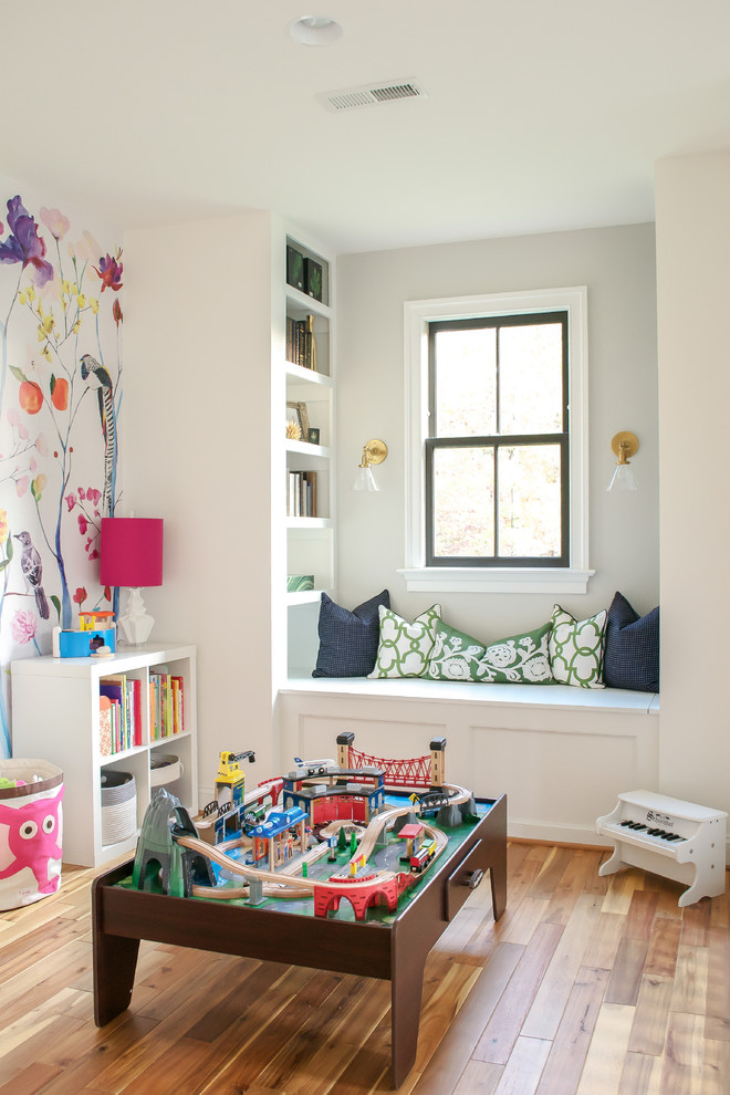 リッチモンドにあるトランジショナルスタイルのおしゃれな子供部屋 (マルチカラーの壁、無垢フローリング) の写真