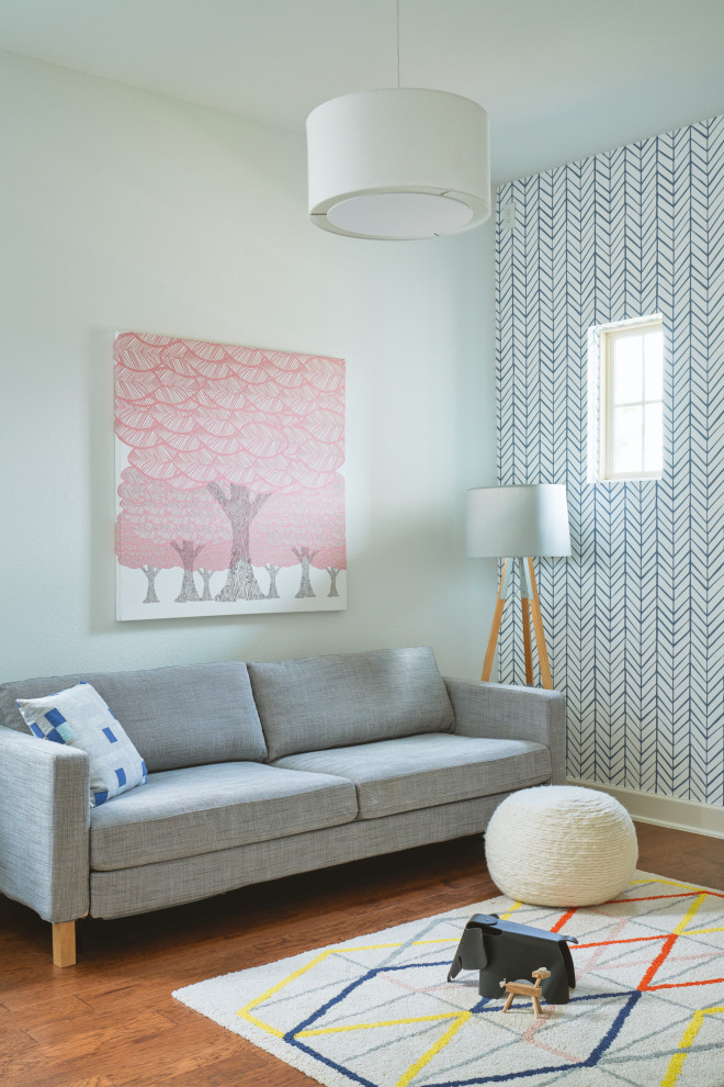 Inspiration för ett mellanstort funkis könsneutralt småbarnsrum kombinerat med lekrum, med blå väggar, mellanmörkt trägolv och rosa golv