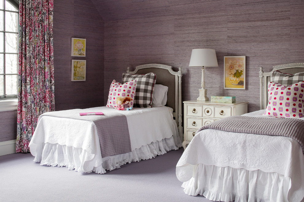 Klassisches Mädchenzimmer mit Schlafplatz, Teppichboden und grauer Wandfarbe in New York
