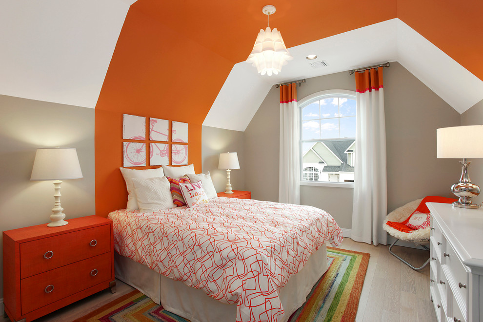Klassisches Kinderzimmer mit Schlafplatz, oranger Wandfarbe und hellem Holzboden in Huntington
