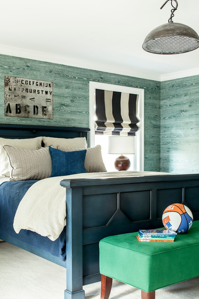 Cette image montre une chambre d'enfant traditionnelle avec un mur bleu.