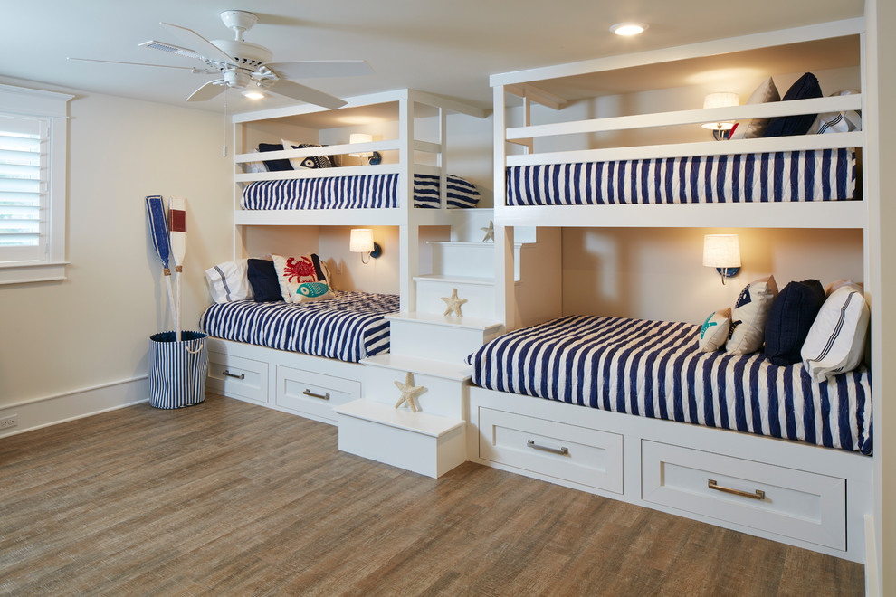 Idéer för ett stort maritimt könsneutralt barnrum kombinerat med sovrum, med mellanmörkt trägolv och brunt golv