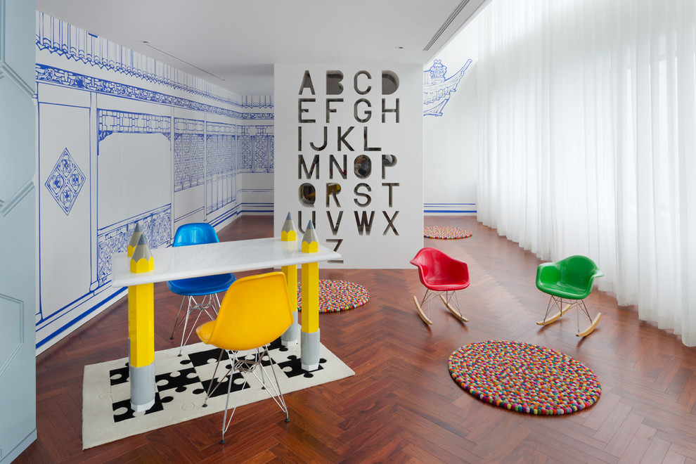 Foto di una cameretta per bambini da 4 a 10 anni design di medie dimensioni con pareti multicolore e pavimento in legno massello medio