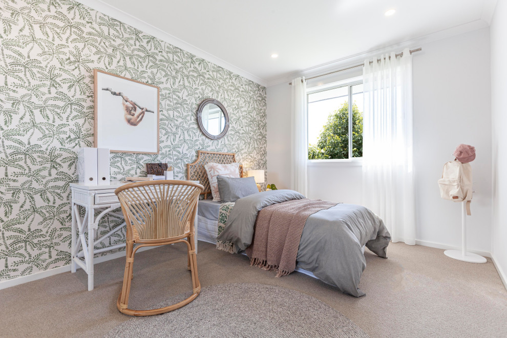 Ejemplo de dormitorio infantil exótico de tamaño medio con paredes blancas, moqueta, suelo beige y papel pintado